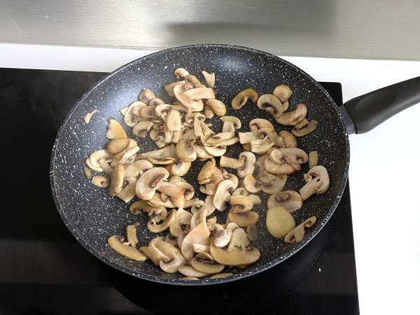 Vegetarian pumpkin meatloaf with mushrooms and stringy scamorza cheese - Preparation step 3