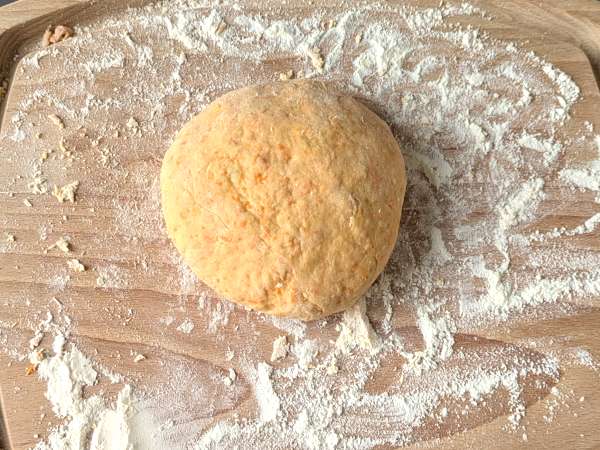 Creamy pumpkin gnocchi with cream cheese and crunchy walnuts - Preparation step 3