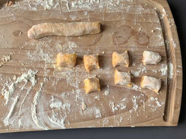 Creamy pumpkin gnocchi with cream cheese and crunchy walnuts - Preparation step 4