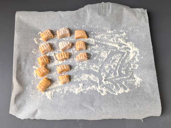 Creamy pumpkin gnocchi with cream cheese and crunchy walnuts - Preparation step 5