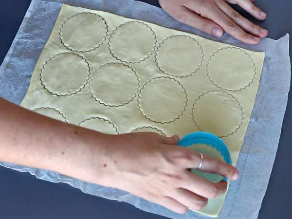 Halloween tarts with mushrooms and garlic-herb cheese - Preparation step 1