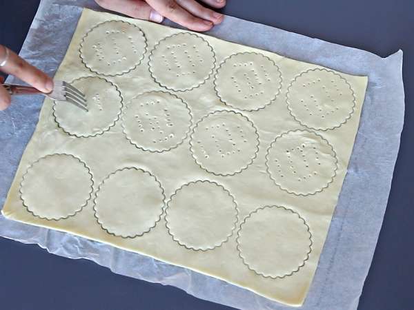Halloween tarts with mushrooms and garlic-herb cheese - Preparation step 2