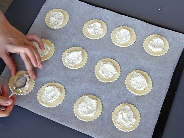 Halloween tarts with mushrooms and garlic-herb cheese - Preparation step 3
