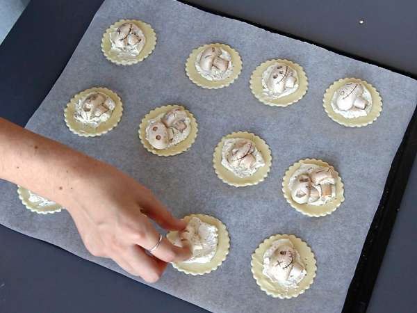 Halloween tarts with mushrooms and garlic-herb cheese - Preparation step 6