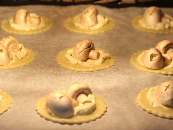 Halloween tarts with mushrooms and garlic-herb cheese - Preparation step 7