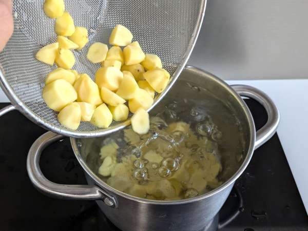 Creamy baked cacio e pepe potatoes: the easy side dish that drives everyone crazy! - Preparation step 2