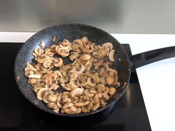 Baked mushroom pasta: the perfect creamy and stringy recipe for fall - Preparation step 1
