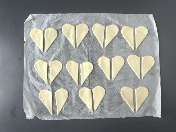 Ghost cookies: the easiest and funniest Halloween recipe to make with children - Preparation step 2