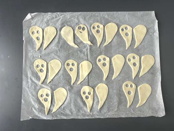 Ghost cookies: the easiest and funniest Halloween recipe to make with children - Preparation step 3