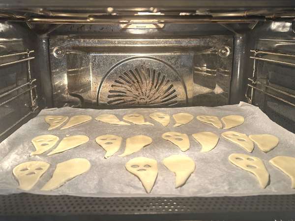 Ghost cookies: the easiest and funniest Halloween recipe to make with children - Preparation step 4