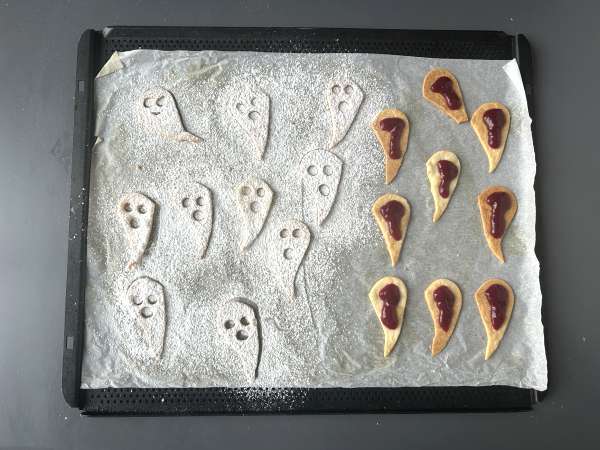 Ghost cookies: the easiest and funniest Halloween recipe to make with children - Preparation step 5