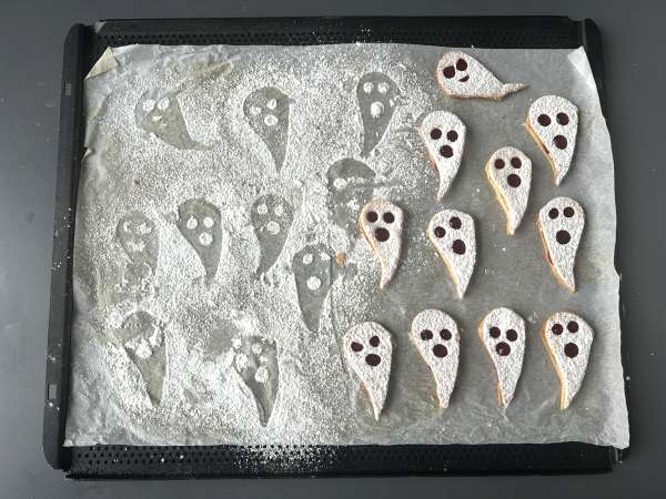 Ghost cookies: the easiest and funniest Halloween recipe to make with children - Preparation step 6