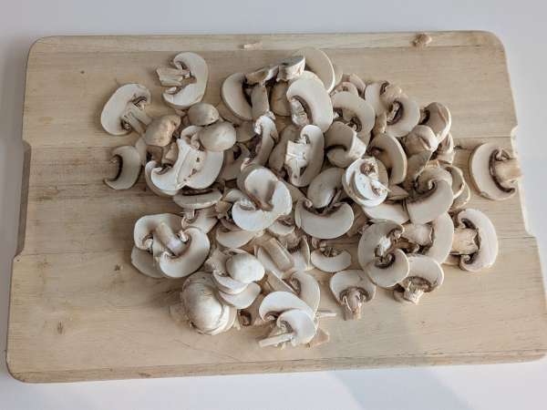 Creamy pasta with mushrooms and cream: a simple first course with authentic flavor - Preparation step 1