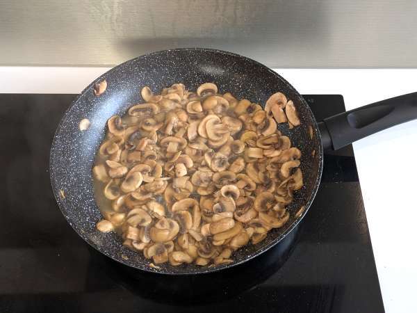 Creamy pasta with mushrooms and cream: a simple first course with authentic flavor - Preparation step 2