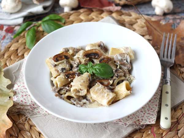 Creamy pasta with mushrooms and cream: a simple first course with authentic flavor - Preparation step 4