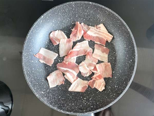 Rice with red beans and smoked bacon: a typical Cuban dish - Preparation step 1