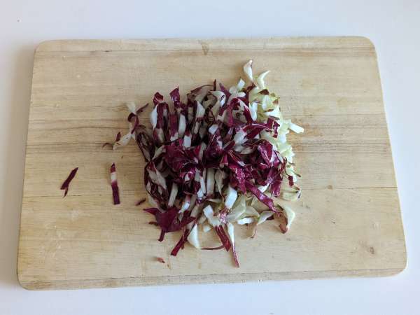 Creamy pasta with radicchio, crispy bacon and walnuts: quick and irresistible recipe - Preparation step 1
