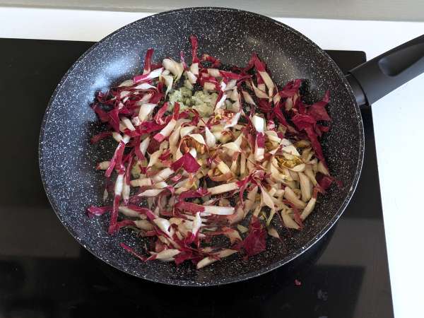 Creamy pasta with radicchio, crispy bacon and walnuts: quick and irresistible recipe - Preparation step 2