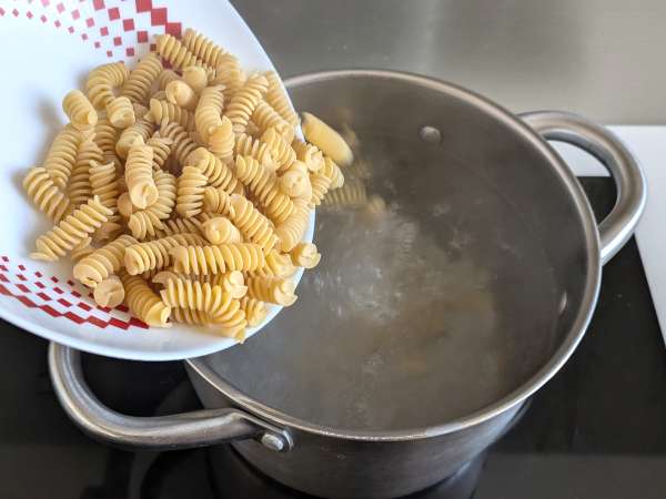 Creamy pasta with radicchio, crispy bacon and walnuts: quick and irresistible recipe - Preparation step 3