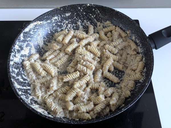 Creamy pasta with radicchio, crispy bacon and walnuts: quick and irresistible recipe - Preparation step 6
