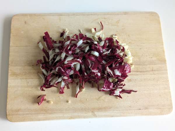 Creamy and flavorful radicchio, speck and cream cheese risotto - Preparation step 1