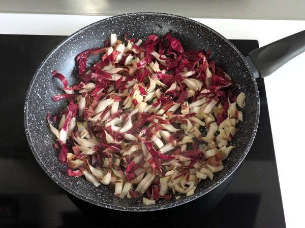 Creamy and flavorful radicchio, speck and cream cheese risotto - Preparation step 2