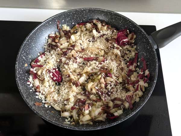 Creamy and flavorful radicchio, speck and cream cheese risotto - Preparation step 3