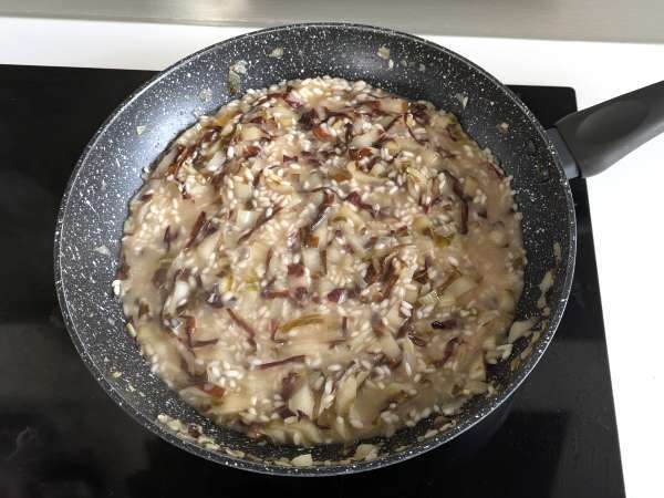 Creamy and flavorful radicchio, speck and cream cheese risotto - Preparation step 4