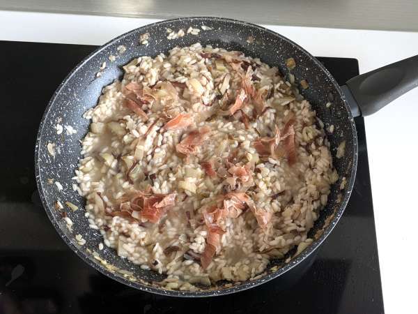 Creamy and flavorful radicchio, speck and cream cheese risotto - Preparation step 5