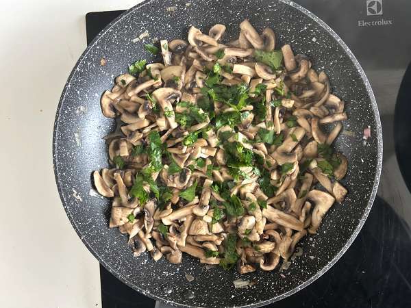 A quick and easy recipe for pan-fried mushrooms - Preparation step 6