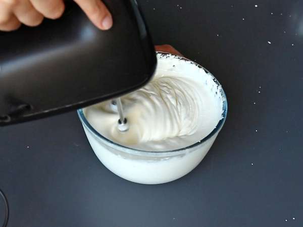 You don't need a mould to make this cabin-shaped red berries log! - Preparation step 1