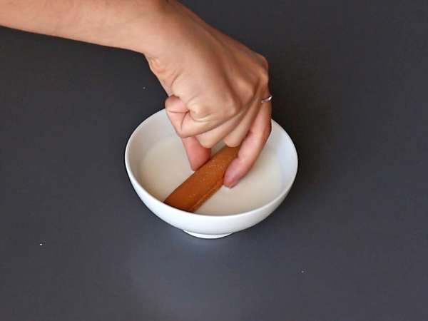 You don't need a mould to make this cabin-shaped red berries log! - Preparation step 2