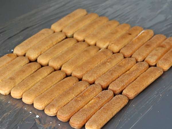 You don't need a mould to make this cabin-shaped red berries log! - Preparation step 3