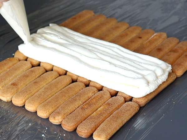 You don't need a mould to make this cabin-shaped red berries log! - Preparation step 4