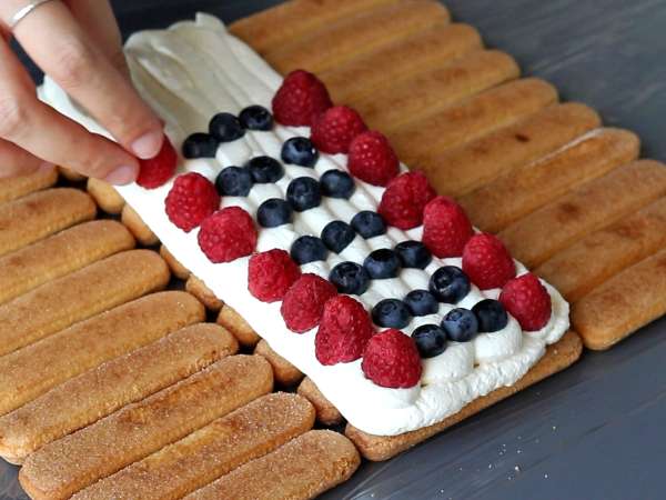 You don't need a mould to make this cabin-shaped red berries log! - Preparation step 5