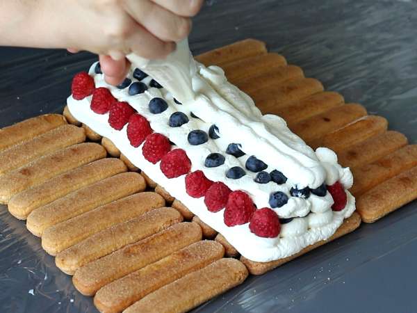 You don't need a mould to make this cabin-shaped red berries log! - Preparation step 6