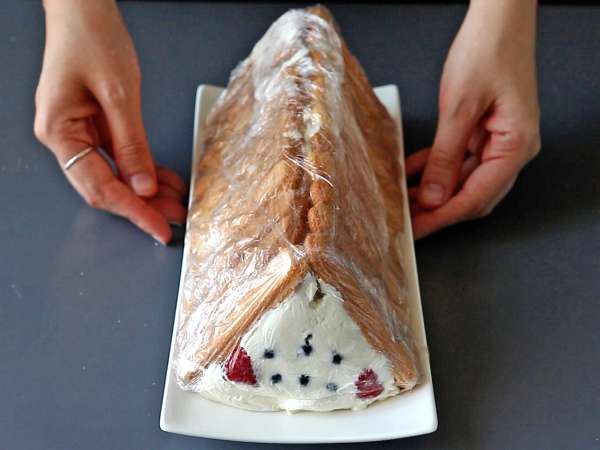You don't need a mould to make this cabin-shaped red berries log! - Preparation step 7