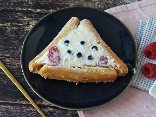 You don't need a mould to make this cabin-shaped red berries log! - Preparation step 9