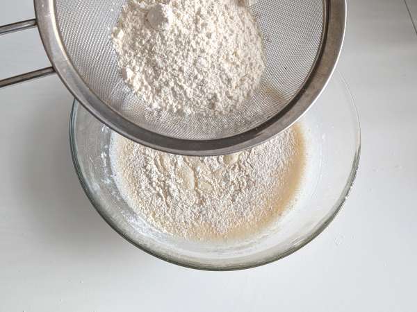 Ricotta and mushroom crepes: the perfect creamy vegetarian recipe for any occasion - Preparation step 1