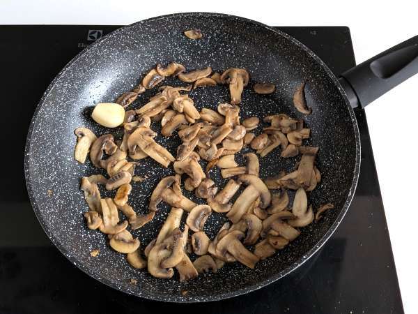 Ricotta and mushroom crepes: the perfect creamy vegetarian recipe for any occasion - Preparation step 3