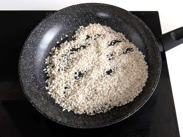 Lime and pink peppercorns risotto: elegant and vegetarian recipe for special dinners - Preparation step 2