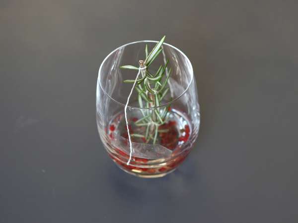 Christmas cocktail with a snow-covered fir tree inside - Preparation step 4
