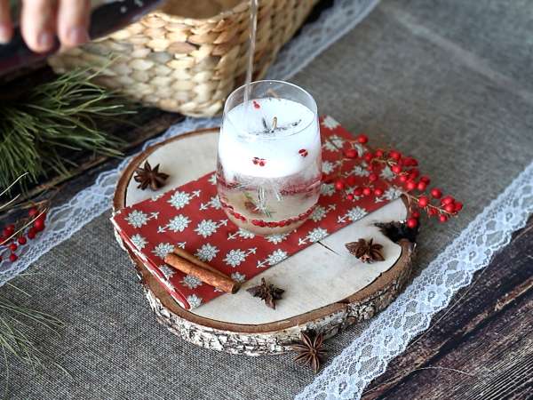 Christmas cocktail with a snow-covered fir tree inside - Preparation step 5