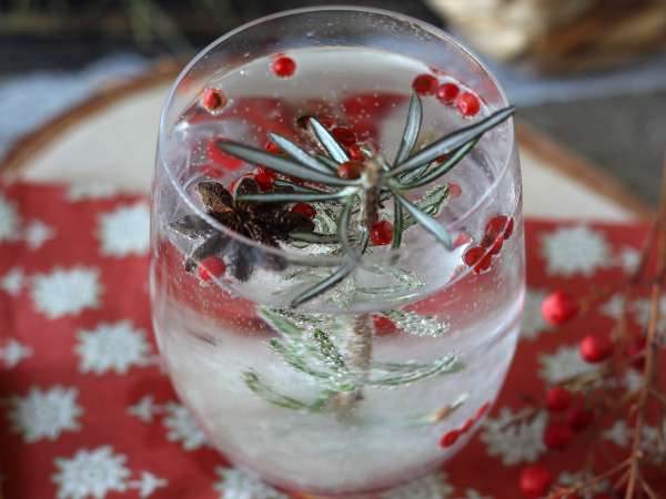 Christmas cocktail with a snow-covered fir tree inside - Preparation step 6