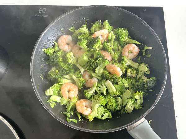 Wholegrain rice with broccoli and shrimp! Easy and balanced - Preparation step 1