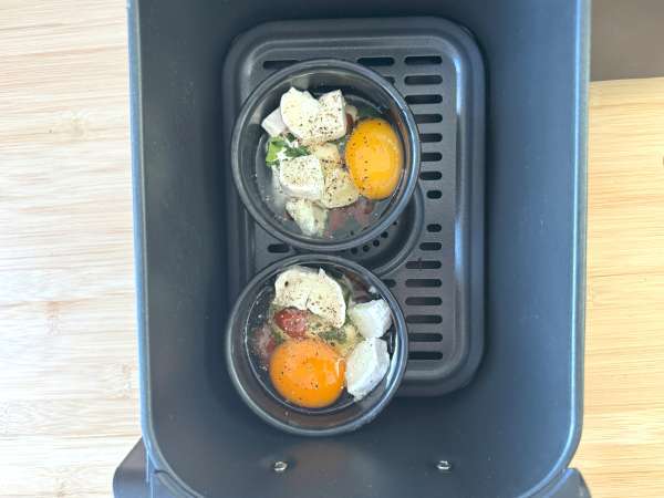 Baked eggs cocotte with goat cheese and sundried tomatoes cooked with Air Fryer! - Preparation step 4