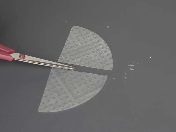 Asian tacos: spicy salmon tartar and avocado in rice paper chips - Preparation step 1