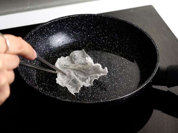 Asian tacos: spicy salmon tartar and avocado in rice paper chips - Preparation step 2