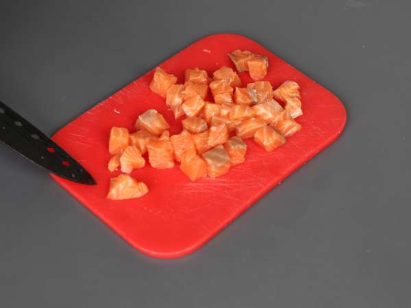 Asian tacos: spicy salmon tartar and avocado in rice paper chips - Preparation step 3