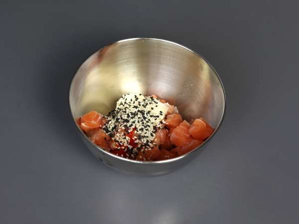 Asian tacos: spicy salmon tartar and avocado in rice paper chips - Preparation step 4